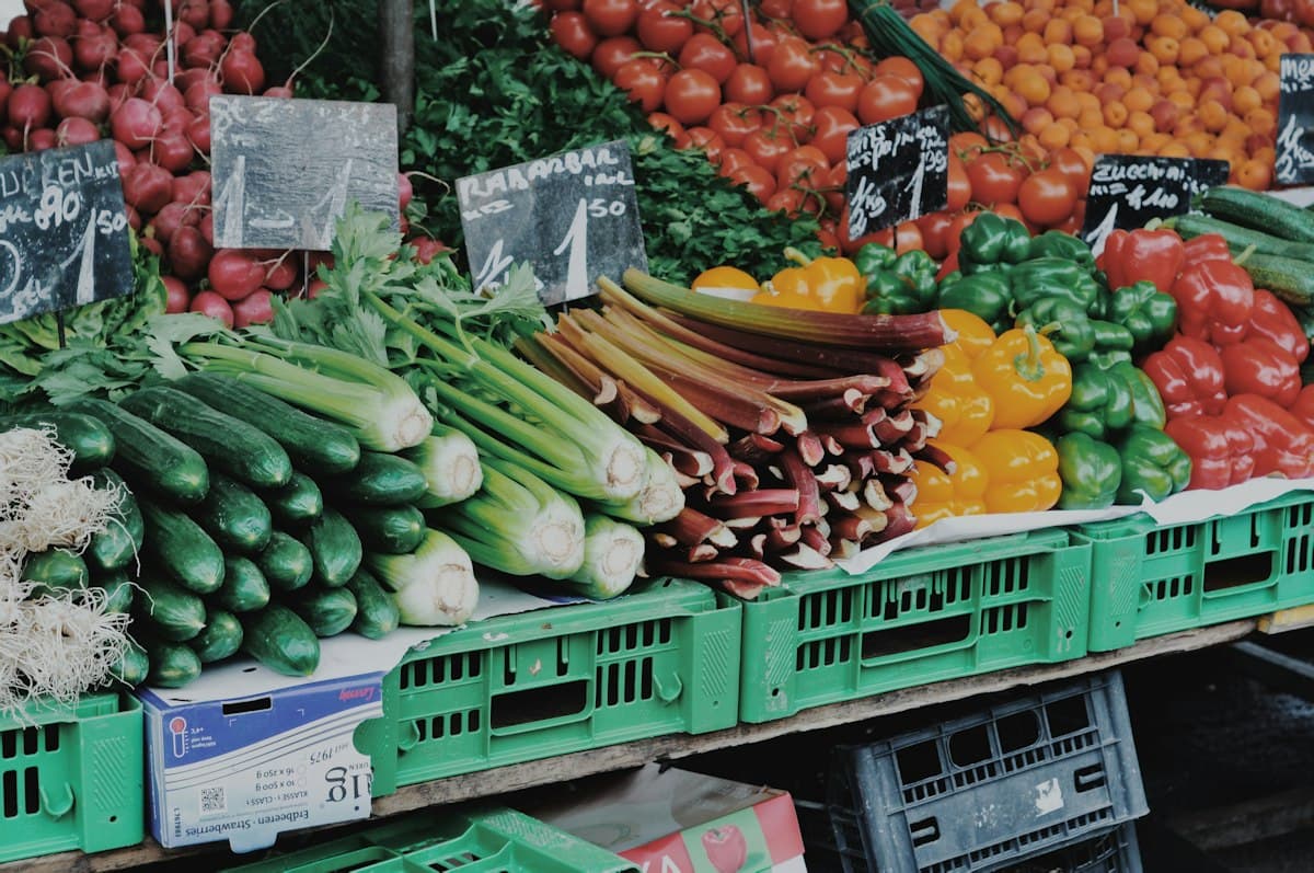 Cajas con frutas y verduras frescas seleccionadas