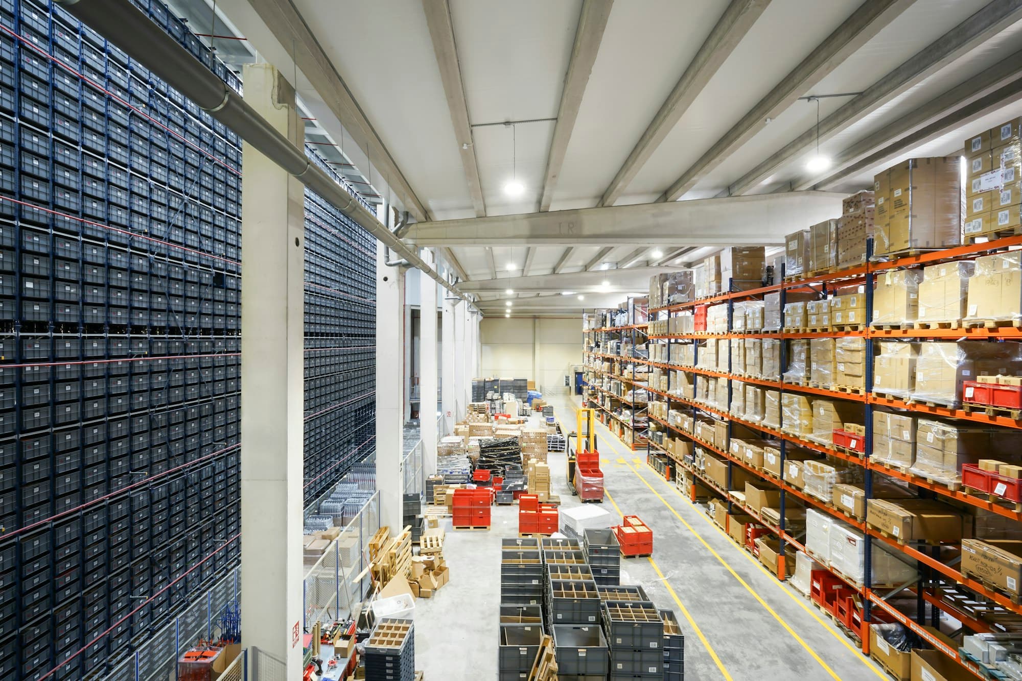 Centro de distribución con tarimas de alimentos listos para envío mayorista